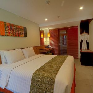 Deluxe King Room Pool Access